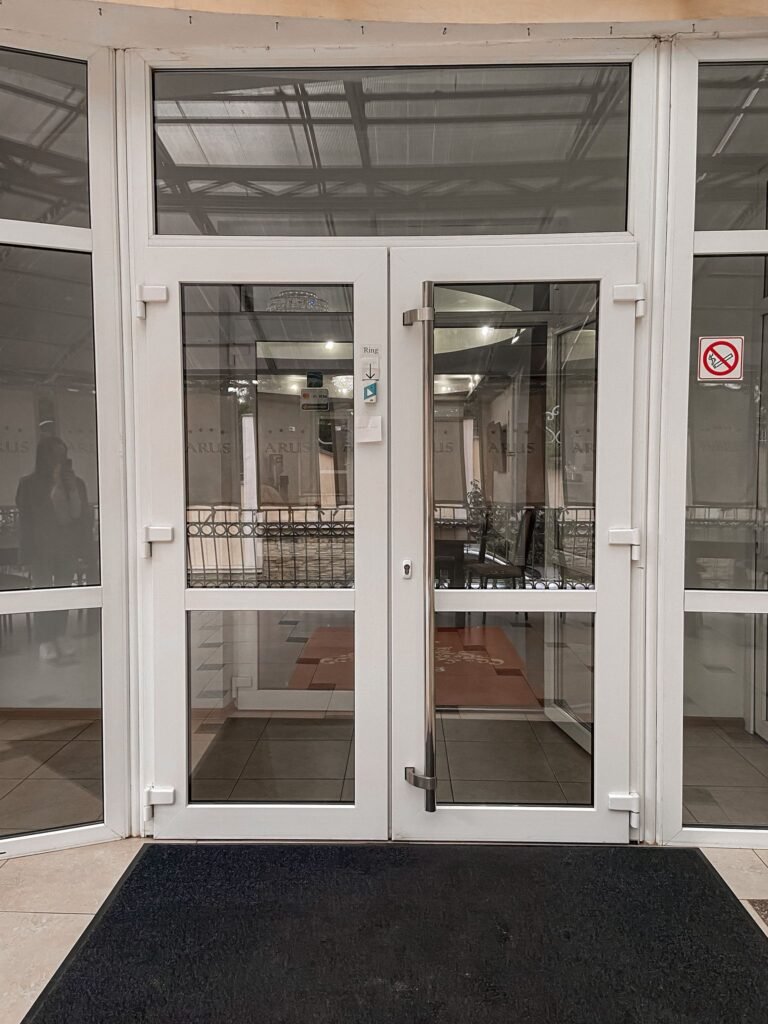 2. Intră pe ușa recepției