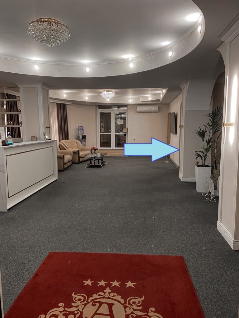 3. Urmează un coridor pe partea dreaptă, la indicația săgeții din imagine